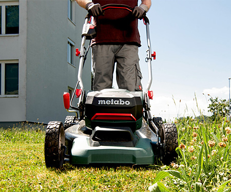 Аккумуляторная газонокосилка METABO RM 36-18 LTX BL 46 (5,2 Ач)