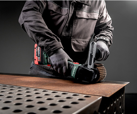 Аккумуляторная щеточная шлифмашина METABO SVB 18 LTX BL 200