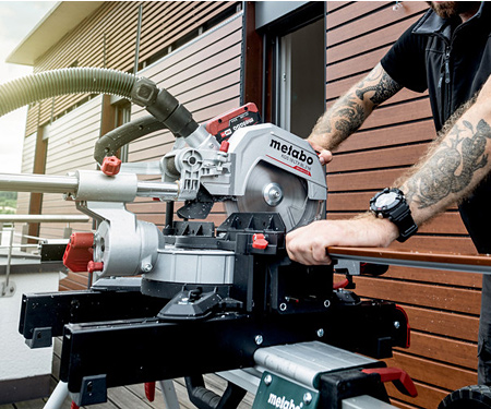 Аккумуляторная торцовочная пила METABO KGS 18 LTX BL 216 5.2Ah