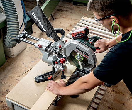 Аккумуляторная торцовочная пила METABO KGS 18 LTX BL 254 5.2Ah