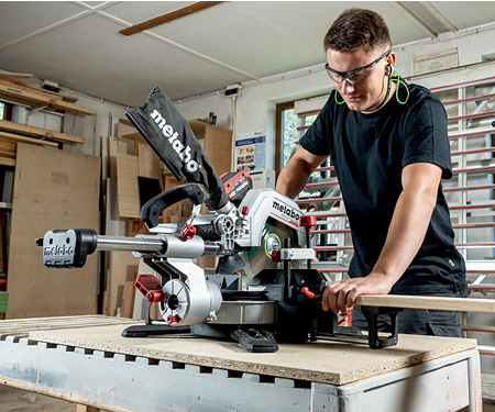 Аккумуляторная торцовочная пила METABO KGS 18 LTX BL 254 4Ah