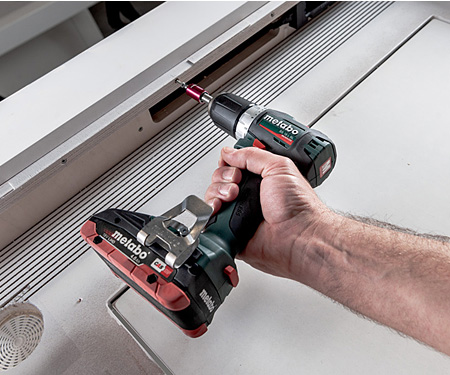 Аккумуляторный шуруповерт METABO BS 18 L BL (2 x 4,0 Ач)