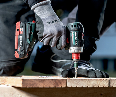 Аккумуляторный шуруповерт METABO BS 18 L BL Q (2 x 2,0 Ач)